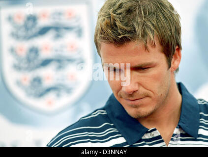 Le capitaine de l'équipe nationale du football anglais David Beckham attend les questions des journalistes au cours d'une conférence de presse à Buehlertal, l'Allemagne, jeudi, 08 juin 2006. L'Angleterre va affronter le Paraguay dans leur premier match de groupe à Francfort le Samedi, 10 juin. Photo : Bernd Weißbrod Banque D'Images