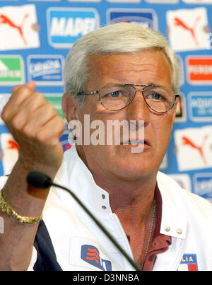 L'équipe nationale de football italien Marcello Lippi entraîneur-chef parle au cours d'une conférence de presse à Duisburg, Allemagne, jeudi, 08 juin 2006. L'Italie reste l'équipe de Duisburg durant la prochaine Coupe du Monde FIFA 2006 premier tour période. Photo : Roland Weihrauch Banque D'Images