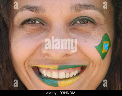 Une femme fan de l'équipe nationale de football brésilien sourit lors d'une session de formation de l'équipe public au stade Berg Fährkrug à Offenbach, Allemagne, jeudi, 08 juin 2006. Photo : Boris Roessler Banque D'Images