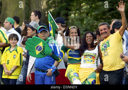 Fans de l'équipe nationale de football du Brésil lors d'une session de formation de l'équipe public au stade Berg Fährkrug à Offenbach, Allemagne, jeudi, 08 juin 2006. Photo : Frank May Banque D'Images