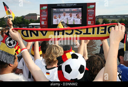 Fans regarder la Coupe du Monde 2006 match d'ouverture Allemagne contre Costa Rica sur un écran géant à Francfort, Allemagne, le 9 juin 2006. Les 145 mètres carrés sur l'écran d'un ponton à la rivière principale est l'élément central de la fonction point d'observation "Arena" Photo : Boris Roessler Banque D'Images