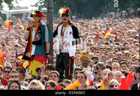 Des fans allemands regarder la Coupe du Monde 2006 match d'ouverture Allemagne contre Costa Rica sur un mur vidéo à Stuttgart, Allemagne, le 9 juin 2006. Environ 34 000 fans se sont réunis au centre-ville de Stuttgart. Photo : Bernd Weissbrod Banque D'Images