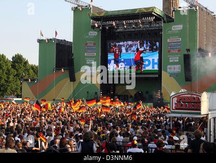 Quelque 20 000 supporters allemands vague avec les drapeaux sur la place Waterloo public région appelée 'Fan Fest' regarder la Coupe du Monde 2006 match d'ouverture Allemagne contre Costa Rica sur un écran TV géant à Hanovre, Allemagne, le vendredi 09 juin 2006. Photo : PATRICK LUX/DPA/LNI  + + +(c) afp - Bildfunk + + + Banque D'Images