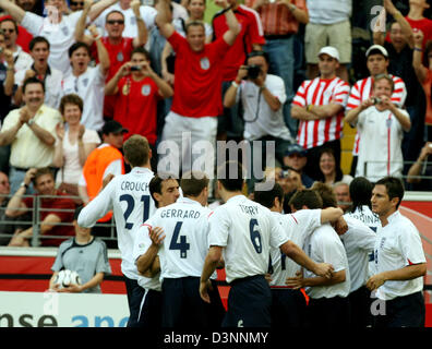 Les internationaux anglais (L-R) Peter Crouch, Steven Gerrad, John Terry, Frank Lampard célèbrent après le premier but de leur équipe après un owngoal de Paraguay dvd Carlos Gamarra dans la Coupe du Monde 2006 match du groupe B de l'Angleterre contre le Paraguay à Francfort, Allemagne, samedi, 10 juin 2006. DPA/BERND WEISSBROD  + + + Mobile Services  + + + Veuillez vous reporter aux Termes et conditions de la FIFA. Banque D'Images