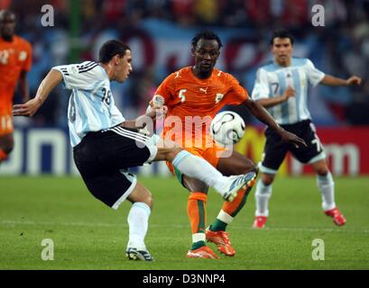 International argentin Maxi Rodriguez (L) rivalise pour le bal avec Didier Zokora (C) à partir de la Côte d'Ivoire au cours de la Coupe du Monde 2006 groupe C match de l'Argentine contre la Côte d'Ivoire à Hambourg, Allemagne, samedi, 10 juin 2006. DPA/KAY NIETFELD  + + + Mobile Services  + + + Veuillez également consulter les Termes et Conditions.  + + +(c) afp - Bildfunk + + + Banque D'Images