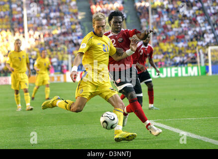 Le Suédois Christian Wilhelmsson (L), représenté à l'action contre Collin Samuel de Trinité-et-Tobago au cours de match du groupe B de la Coupe du Monde de Football de 2006 Trinité-et-Tobago contre la Suède à Dortmund Samedi, 10 juin, 2006. Photo : Bernd Thissen Banque D'Images