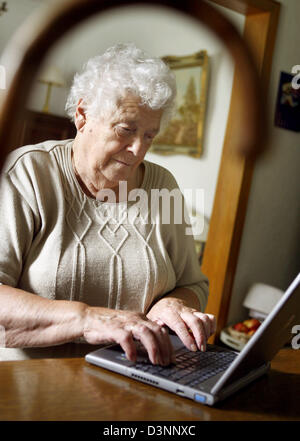 (Dpa) - Prend sous une canne's bend une femme âgée sert l'internet avec son ordinateur portable à Francfort-sur-Main, Allemagne, 05 juin 2006. Photo : Frank Rumpenhorst Banque D'Images
