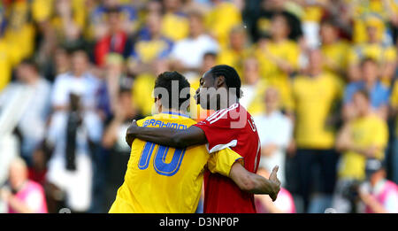 Dennis Lawrence (R) à partir de la Trinité-et-Tobago des blagues avec Zlatan Ibrahimovic de la Suède au cours de match du groupe B de la Coupe du Monde de Football de 2006 entre la Trinité-et-Tobago et de la Suède à Dortmund Samedi, 10 juin, 2006. Photo : FELIX HEYDER Banque D'Images