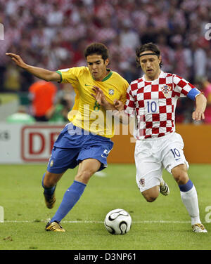 Kaka brésilien (L) se bat pour la balle avec la Croatie Niko Kovac durant la Coupe du Monde 2006 GROUPE F avant-match Brésil contre la Croatie au Stade Olympique de Berlin, en Allemagne, le mardi, 13 juin 2006. Photo : WOLFGANG KUMM  + + + Mobile Services  + + + Veuillez vous reporter aux Termes et Conditions de la FIFA. Banque D'Images