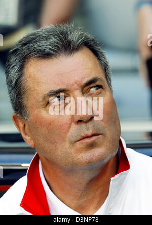 La photo montre l'entraîneur-chef tunisien Roger Lemerre de France avant le match du groupe H de la Coupe du Monde de Football de 2006 entre la Tunisie et l'Arabie saoudite à Munich, Allemagne, mercredi, 14 juin 2006. Le match s'est terminé 2-2. Photo:Daniel Karmann  + + + Mobile Services  + + + Veuillez vous reporter aux Termes et Conditions de la FIFA. Banque D'Images