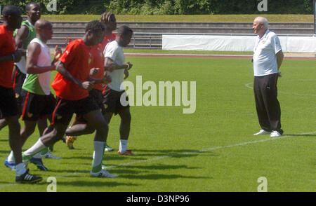 L'allemand Otto Pfister (R) observe ses joueurs au cours d'un entraînement avec l'équipe nationale de football togolais à Wangen, l'Allemagne, jeudi, 15 juin 2006. L'accompagnement continu saga qui a jeté la Coupe du Monde FIFA 2006 dans le chaos de la campagne semble être résolu après Pfister a accepté de revenir à la position d'entraînement. Pfister samedi dernier a quitté le pays d'Afrique de l'Ouest's World Cu Banque D'Images