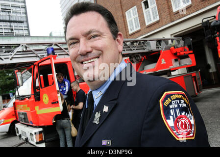 L'entraîneur de l'équipe de soccer de pompiers de New York et d'un héros du 11 septembre, Troy Roberts (L) pose au cours d'une visite de la brigade de pompiers centre d'information de Hambourg, Allemagne, le jeudi, 15 juin 2006. L'équipe devra faire face à une équipe de pompiers de Hambourg et de regarder le match de Coupe du monde entre les Etats-Unis et l'Italie, à Kaiserslautern, le samedi 17 juin. Photo : Ulrich Perrey Banque D'Images