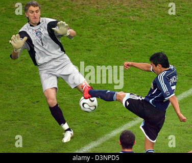 Joueur argentin Javier Saviola (R) prend un tir au but mais le gardien Dragoslav Jevric (L) à partir de la Serbie-et-Monténégro s'enregistrer pendant la Coupe du Monde 2006 groupe C match de l'Argentine contre la Serbie-et-Monténégro à Gelsenkirchen, Allemagne, vendredi, 16 juin 2006. DPA/FELIX HEYDER  + + + Mobile Services  + + + Veuillez vous reporter aux Termes et Conditions de la FIFA.  + + +(c) afp - Bildfunk + + Banque D'Images