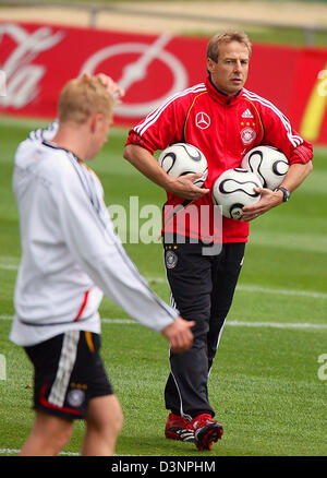 L'entraîneur national allemand Jürgen Klinsmann (R) recueille les boules et dvd Mike Hanke (L) gratte la tête au cours de la session d'entraînement de l'équipe de Berlin, en Allemagne, le samedi 17 juin 2006. Afp/Michael Hanschke lbn  + + +(c) afp - Bildfunk + + + Banque D'Images