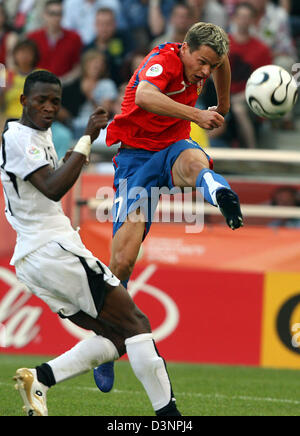 République tchèque Libor Sionko international (R) touchera un shot passé John Pantsil du Ghana lors de la Coupe du Monde 2006 groupe e match de la République tchèque contre le Ghana à Cologne, en Allemagne, le samedi 17 juin 2006. DPA/ROLAND WEIHRAUCH  + + + Mobile Services  + + + Veuillez vous reporter aux Termes et Conditions de la FIFA.  + + +(c) afp - Bildfunk + + + Banque D'Images