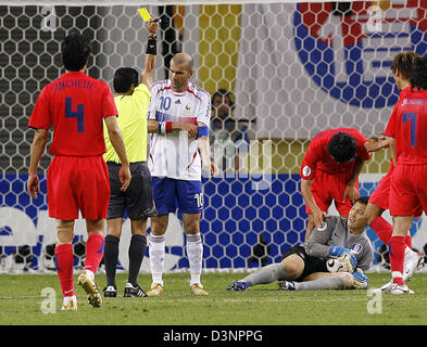 Arbitre Benito Archundia Tellez montre le capitaine de l'équipe nationale de football français Zindedine Zidane (C) la carte jaune pendant la Coupe du Monde 2006 Groupe G avant-match contre la Corée du Sud à la Coupe du Monde de Football Stadium à Leipzig, en Allemagne, dimanche, 18 juin 2006. La Corée du Sud Cheul Choi Jin (L) et le gardien Lee Woon Jae (bas) regarder la scène. En raison de la réservation Zidane sera n Banque D'Images