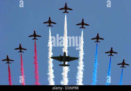 Des jets militaires peindre les couleurs britanniques dans le ciel durant les 80 ans de la Reine Elizabeth, à Londres, en Angleterre, samedi, 17 juin 2006. La reine Elizabeth II a été accueillie à la célébration officielle de son 80e anniversaire, avec la rencontre de sa famille au palais de Buckingham et de la traditionnelle parade de la parade de couleur. Photo : Albert van der Werf (Pays-Bas) Banque D'Images