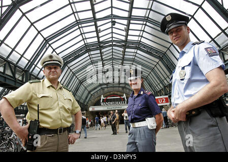 (L-R) un Allemand, un Italien et un agent de police patrouille dans la gare centrale de Hambourg, Allemagne, le mardi, 20 juin 2006. Les forces de police de l'Italie et de la République tchèque, la police allemande de soutien avant et après la Coupe du Monde 2006 Groupe E match République tchèque contre l'Italie à Hambourg le jeudi 22 juin. Ils portent des uniformes de leur pays et sont habilités à arrêter les fans séditieux. Banque D'Images