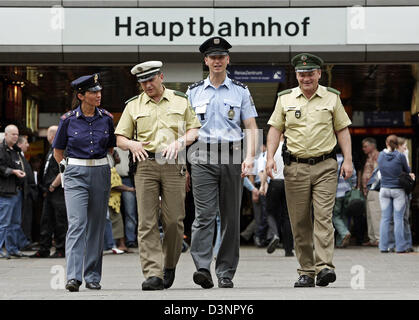 (L-R) un Italien, un Allemand, un Tchèque et un autre agent de police allemande patrouille dans la gare centrale de Hambourg, Allemagne, le mardi, 20 juin 2006. Les forces de police de l'Italie et de la République tchèque, la police allemande de soutien avant et après la Coupe du Monde 2006 Groupe E match République tchèque contre l'Italie à Hambourg le jeudi 22 juin. Ils portent des uniformes de leur pays et sont autorisés à arre Banque D'Images