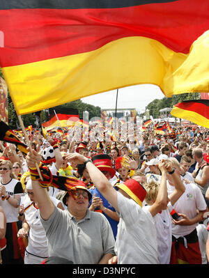 Les partisans de l'équipe nationale de football allemande célébrer dans la fan zone avant la Coupe du Monde de Football de 2006 un match de groupe de l'Equateur contre l'Allemagne à Berlin, Allemagne, le mardi 20 juin 2006. DPA/METTELSIEFEN MARCEL  + + +(c) afp - Bildfunk + + + Banque D'Images