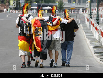 Les partisans de l'équipe nationale de football allemande sur le chemin de la fan zone au centre-ville de Berlin, Allemagne, mardi, 20 juin 2006, avant le match du groupe A de la Coupe du Monde 2006 Equateur match contre l'Allemagne. Photo : MARCEL METTELSIEFEN Banque D'Images