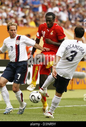 Stephen Appiah du Ghana (C) convoite la la balle avec Eddie Lewis (L) et Carlos Bocanegra (R) des États-Unis au cours de la ronde préliminaire du groupe e match de la Coupe du Monde de Football de 2006 entre le Ghana et les Etats-Unis à Nuremberg, Allemagne, le jeudi 22 juin 2006. Afp/DANIEL KARMANN  + + + Mobile Services  + + + Veuillez également consulter les Termes et Conditions. Banque D'Images