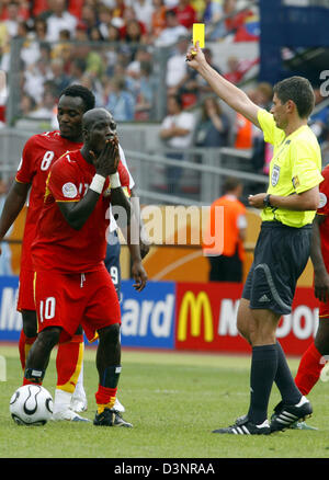 Stephen Appiah du Ghana reçoit un carton jaune par l'arbitre Allemand Markus Merk (R) au cours de la ronde préliminaire du groupe e match de la Coupe du Monde de Football de 2006 entre le Ghana et les Etats-Unis à Nuremberg, Allemagne, le jeudi 22 juin 2006. Le Ghana a gagné par 2-1. Afp/DANIEL KARMANN  + + + Mobile Services  + + + Veuillez également consulter les Termes et Conditions. Banque D'Images