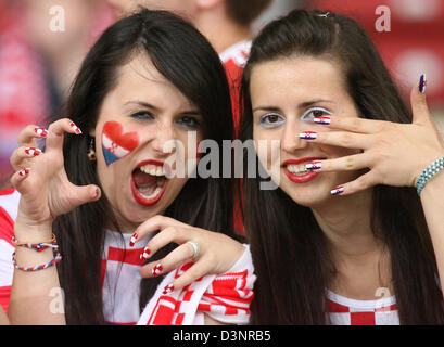 Les partisans croates cheer avant le match du groupe F de la Coupe du Monde de Football de 2006 entre la Croatie et l'Australie dans la région de Stuttgart, Allemagne, le jeudi 22 juin 2006. DPA/Bernd Weissbrod  + + + Mobile Services  + + + Veuillez également consulter les Termes et Conditions. Banque D'Images