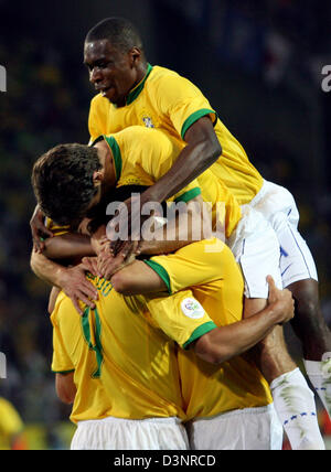 Ronaldo (L) du Brésil est célèbre avec coéquipiers Kaka, Juninho Pernambucano et Juan (L-R) après avoir marqué le nul 1-1 lors du match du groupe F de la Coupe du Monde de Football de 2006 entre le Japon et le Brésil à Dortmund, en Allemagne, le jeudi, 22 juin, 2006. DPA/ACHIM SCHEIDEMANN  + + + Mobile Services  + + + Veuillez vous reporter aux Termes et Conditions de la FIFA. Banque D'Images