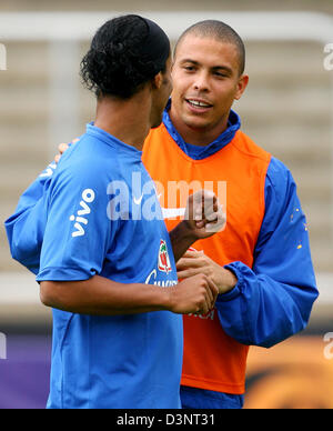 Du Brésil Ronaldo (R) parle de Ronaldinho lors d'une session de formation à Bergisch Gladbach, Allemagne, lundi, 26 juin 2006. Le Brésil fera face au Ghana dans le deuxième tour de la Coupe du Monde de la FIFA, le mardi à Dortmund. Photo : FELIX HEYDER Banque D'Images