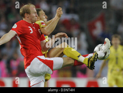 Le joueur de soccer national Suisse Ludovic Magnin (L) convoite la la balle avec l'ukrainien Andreï Voronin pendant la Coupe du Monde de Football 2006 deuxième tour de Cologne, en Allemagne, lundi 26 juin 2006. Photo : BERND THISSEN  + + + Mobile Services  + + + Veuillez vous reporter aux termes et conditions de la FIFA. Banque D'Images