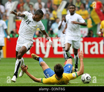 Kaka (C) du Brésil et John Pantsil (L) du Ghana lutte pour le ballon au cours de la 2e tour de la Coupe du Monde de Football de 2006 entre le Brésil et le Ghana à Dortmund, en Allemagne, le mardi, 27 juin, 2006. Dans l'arrière Eric Addo (R) du Ghana peut être vu. Photo : ACHIM SCHEIDEMANN  + + + Mobile Services  + + + Veuillez vous reporter aux termes et conditions de la FIFA. Banque D'Images