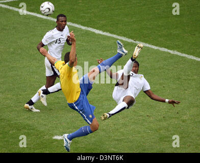 Lucio (C) du Brésil rivalise avec John Pantsil (L) et Asamoah Gyan (R) du Ghana au cours du 2e tour de la Coupe du Monde de Football de 2006 entre le Brésil et le Ghana à Dortmund, en Allemagne, le mardi, 27 juin 2006. Photo : ROLF VENNENBERND  + + + Mobile Services  + + + Veuillez vous reporter aux termes et conditions de la FIFA. Banque D'Images