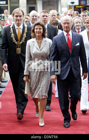 Le maire de Leipzig Burkhard Jung (L) des sociaux-démocrates (SPD), la Reine Silvia de Suède (C) et le Roi Carl Gustaf de Suède à pied vers le Musée des beaux-arts sur le tapis rouge à Leipzig, en Allemagne, le mercredi 28 juin 2006. Le couple royal a ouvert l'exposition "raughtsmanship de l'époque baroque - œuvres de la collection de la Reine Christiana de Sweeden". Par la suite, ils ont participé à une Banque D'Images