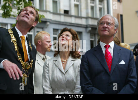 Le Roi Carl Gustaf de Suède (R) et de la Reine Silvia de Suède (C) se tiennent près de maire de Leipzig Burkhard Jung (L) des sociaux-démocrates (SPD) au centre-ville de Leipzig, en Allemagne, le mercredi 28 juin 2006. Le couple royal a inauguré l'exposition priorly raughtsmanship "de l'époque baroque - œuvres de la collection de la Reine Christiana de Sweeden" au Musée des Beaux Arts de Leipzig. Photo : Banque D'Images