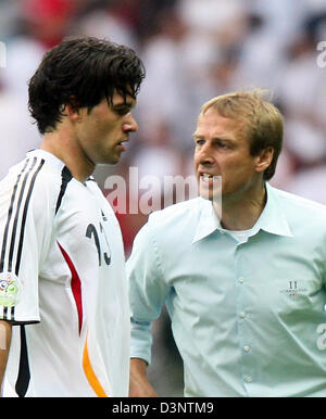 Le capitaine de l'équipe de l'Allemagne Michael Ballack (L) reçoit des instructions par l'entraîneur Jürgen Klinsmann lors des quarts de finale de la Coupe du Monde de Football de 2006 entre l'Allemagne et l'Argentine au Stade Olympique de Berlin, en Allemagne, vendredi, 30 juin 2006. Photo : MICHAEL HANSCHKE  + + + Mobile Services  + + + Veuillez vous reporter aux Termes et Conditions de la FIFA. Banque D'Images