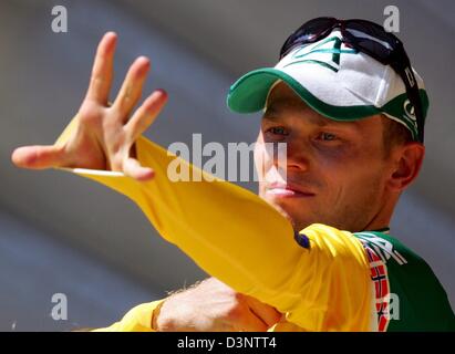 Cycliste norvégien Thor Hushovd de l'équipe cycliste Crédit Agricole reçoit le maillot jaune après le prologue du Tour de France 2006 dans un temps individuel trail autour de Strasbourg, France, samedi, 01 juillet 2006. Foto : Gero Breloer  + + +(c) afp - Bildfunk + + + Banque D'Images