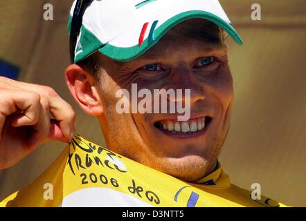 Pro Vélo norvégien Thor Hushovd de l'équipe cycliste Crédit Agricole met sur le maillot jaune après qu'il a remporté le prologue du Tour de France 2006 dans un temps individuel trail autour de Strasbourg, France, samedi, 01 juillet 2006. Photo : Patrick Seeger  + + +(c) afp - Bildfunk + + + Banque D'Images