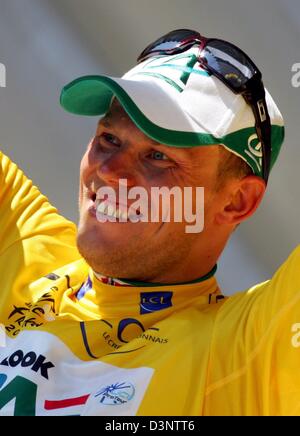 Cycliste norvégien Thor Hushovd de l'équipe cycliste Crédit Agricole célèbre le maillot jaune après le prologue du Tour de France 2006 dans un temps individuel trail autour de Strasbourg, France, samedi, 01 juillet 2006. Photo : Gero Breloer  + + +(c) afp - Bildfunk + + + Banque D'Images