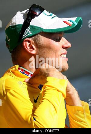 Pro Vélo norvégien Thor Hushovd de l'équipe cycliste Crédit Agricole met sur le maillot jaune après qu'il a remporté le prologue du Tour de France 2006 dans un temps individuel trail autour de Strasbourg, France, samedi, 01 juillet 2006. Photo : Oliver Weiken  + + +(c) afp - Bildfunk + + + Banque D'Images