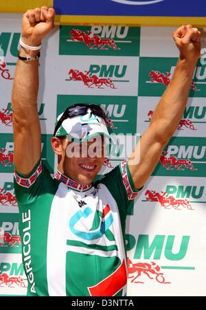 Cycliste norvégien Thor Hushovd de l'équipe cycliste Crédit Agricole célèbre sa victoire dans le prologue du Tour de France 2006, un sentier temps individuel à Strasbourg, France, le samedi 01 juillet 2006. Photo : Franck Robichon  + + +(c) afp - Bildfunk + + + Banque D'Images