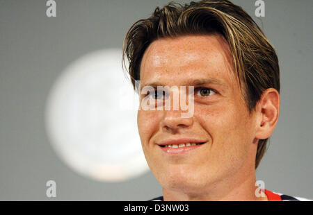 Joueur allemand Tim Borowski vu à la conférence de presse à Berlin, en Allemagne, dimanche, 02 juillet 2006. L'équipe nationale de football allemande se prépare pour la Coupe du Monde 2006 demi-finale contre l'Italie le Mardi, 04 juillet 2006, à Dortmund. Photo : MICHAEL HANSCHKE Banque D'Images