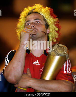 Un supporter allemand est abattu après la Coupe du Monde 2006 demi-finale entre l'Allemagne et l'Italie à Dortmund, en Allemagne, le mardi, 04 juillet 2006. L'Italie a gagné le match 2-0 en temps supplémentaire. DPA/KIRSTEN NEUMANN Banque D'Images