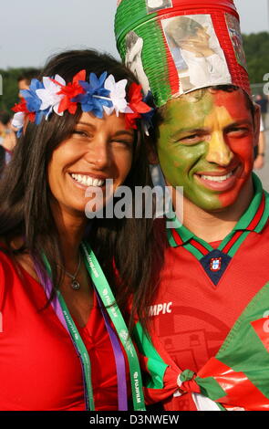 (L) français et portugais de supports à l'photographiés avant match de demi-finale de la Coupe du Monde 2006 Portugal vs France à Munich, Allemagne, le mercredi 05 juillet 2006. Photo : STEPHAN JANSEN  + + + Mobile Services  + + + Veuillez vous reporter aux termes et conditions de la FIFA. Banque D'Images