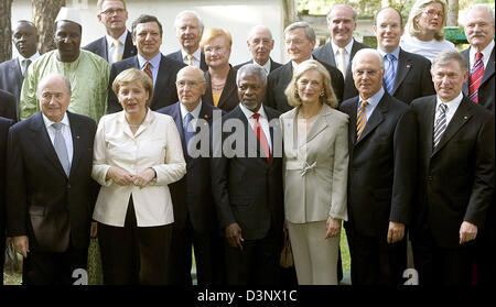 Le président allemand Horst Koehler (R) pose avec ses invités le président de la FIFA Sepp Blatter (avant l), la chancelière allemande Angela Merkel (avant 2-L), le président italien Giorgio Napolitano (avant 3-L), Secrétaire Général des Nations Unies Kofi Annan (avant 4-L), ancien joueur de football allemand Franz Beckenbauer (avant 2-R), le président de la Commission européenne, Jose Manuel Barroso (retour 4-L), la présidente finlandaise Tarja Halonen ( Banque D'Images