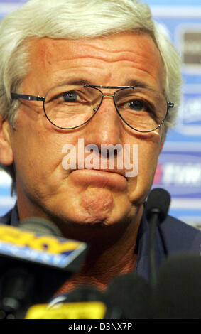 L'entraîneur italien Marcello Lippi gestes au cours d'une conférence de presse au siège de son équipe à Duisburg, en Allemagne, lundi 10 juillet 2006. L'Italie est devenue le nouveau Champion du Monde de football lors de la défaite de la France en un penalty shoot-out à Berlin le dimanche. Photo : Bernd Thissen Banque D'Images