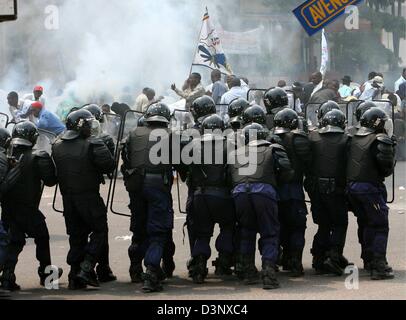 Les forces de police congolais attaque violemment les manifestants pendant une élection inopinées rallye des élections libres à Kinshasa, Congo, mardi 11 juillet 2006. La Mission EUFOR RD Congo, avec 780 soldats allemands, est censée sécuriser les premières élections libres au Congo depuis 40 ans. Au moment où les soldats sont la mise en place d'un camp à l'aéroport de N'Dolo à Kinshasa. Pho Banque D'Images