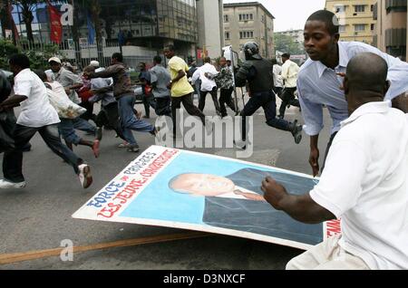 Les forces de police congolais attaque violemment les manifestants pendant une élection inopinées rallye des élections libres à Kinshasa, Congo, mardi 11 juillet 2006. La Mission EUFOR RD Congo, avec 780 soldats allemands, est censée sécuriser les premières élections libres au Congo depuis 40 ans. Au moment où les soldats sont la mise en place d'un camp à l'aéroport de N'Dolo à Kinshasa. Pho Banque D'Images