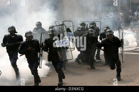 Les forces de police congolais attaque violemment les manifestants à coups de gaz lacrymogènes lors d'une élection à l'improviste rallye des élections libres à Kinshasa, Congo, mardi 11 juillet 2006. La Mission EUFOR RD Congo, avec 780 soldats allemands, est censée sécuriser les premières élections libres au Congo depuis 40 ans. Au moment où les soldats sont la mise en place d'un camp à l'aéroport de N'Dolo Banque D'Images