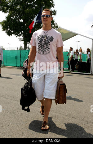 L'Allemand Michael Schumacher pilote de Formule 1 de la Scuderia Ferrari arrive à la piste de course de Magny-cours près de Nevers, France, jeudi, 13 juillet 2006. Le Grand Prix aura lieu le dimanche, 16 juillet 2006. Photo : Rainer Jensen Banque D'Images